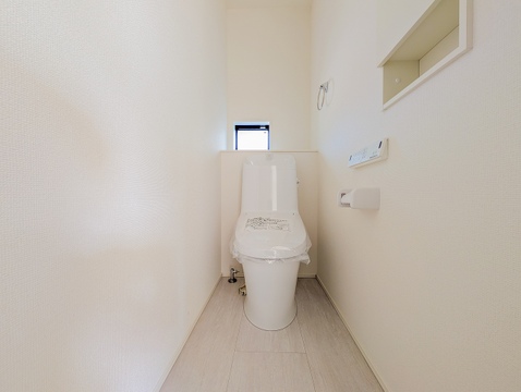 小窓から心地よい光と風を取り込める、爽やかで居心地の良いトイレです。
