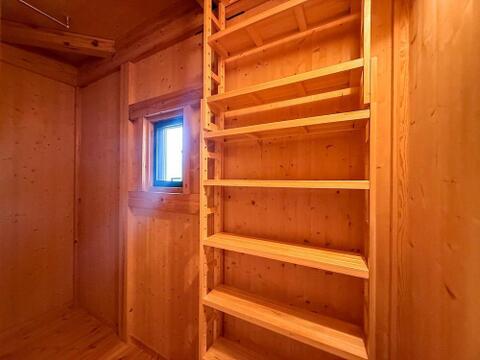 造作棚は、家族の思い出や趣味のアイテムを美しく収納。整理整頓がはかどり、快適な暮らしをサポートします。