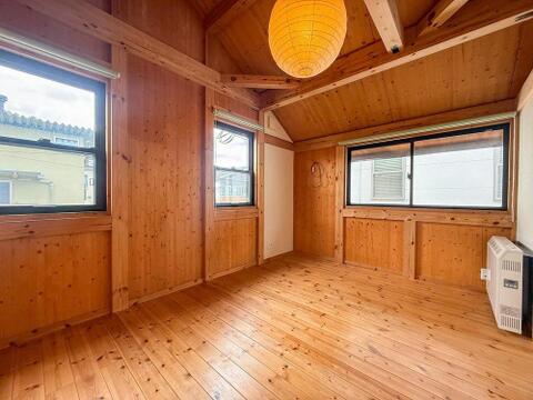 室内は、お子様の成長に合わせて様々に使える自由な空間。明るい陽光が差し込み、家族の笑顔を育む心地よい居室です。