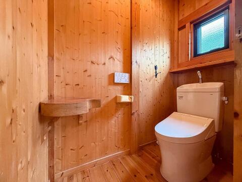 木のぬくもり溢れる、落ち着いた雰囲気のトイレです。小窓から光が差し込み、換気もスムーズ。家族みんなが心地よく使える清潔な空間です。