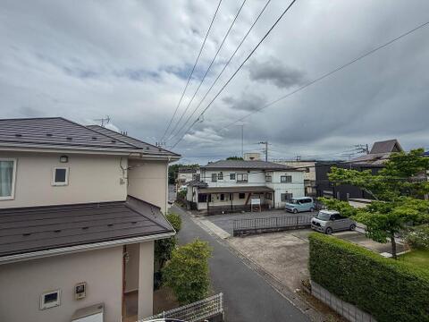 穏やかな街並みが広がる住環境。お子様との散歩も楽しめる緑豊かな通りで、家族の笑顔が育まれる毎日を。