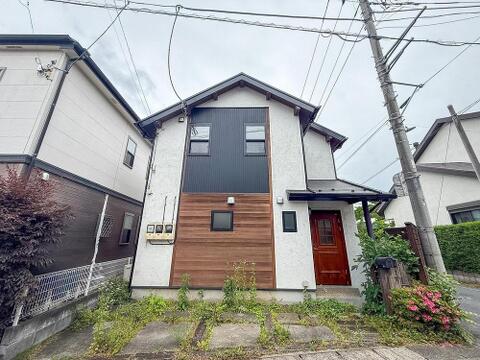 モダンなツートンカラーと温かみのある木目調が調和した、スタイリッシュな佇まい。家族の成長を見守る、安心の住まいです。