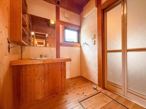 洗面所は、家族みんなが快適に使える広々とした空間です。大きな鏡と収納棚で、朝の準備もスムーズに、心地よい一日が始まります。