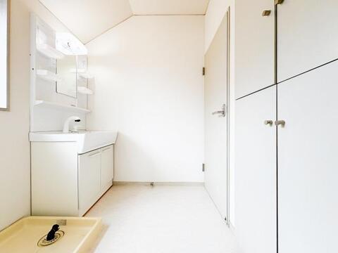 ゆとりある洗面脱衣所は、着替えや洗濯がしやすい使いやすい空間です。収納が充実しており、洗面台周りをすっきり保てる設計が毎日の生活をしっかりサポートします。