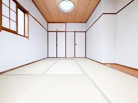 趣ある和室は、畳の香りとやわらかな空気が心を落ち着かせてくれる空間です。来客時のゲストルームとしても、家族のくつろぎの場としても活用できます。