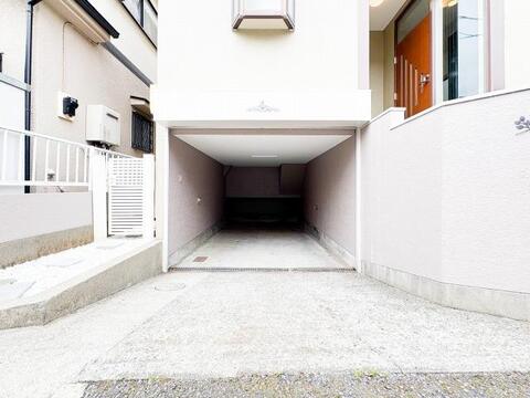 広さがしっかりと確保されたカースペースは、車を持つご家庭にとって嬉しいポイント。荷物の積み下ろしがスムーズで、日常の使い勝手が良く、生活の利便性を高めてくれます。(高さ制限あり)