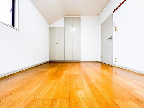 採光に優れ、ゆとりある広さが魅力の居室。窓から差し込む自然光が室内を明るく照らし、日常の生活空間として快適にお使いいただける環境が整っています。
