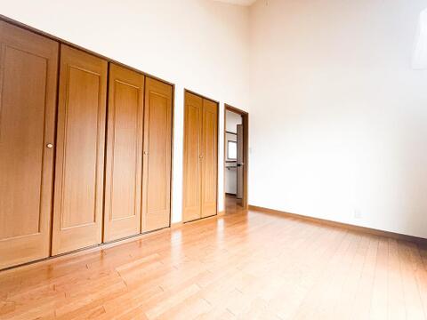 ゆとりある主寝室は、一日の疲れをしっかりとリセットできる居心地の良い空間です。採光と通風に配慮した設計で、快適な睡眠環境が整っています。