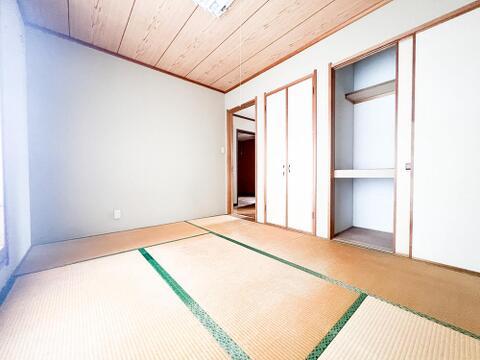 趣ある和室は、畳の香りとやわらかな空気が心を落ち着かせてくれる空間です。来客時のゲストルームとしても、家族のくつろぎの場としても活用できます。
