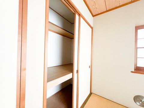 広々な押し入れは、大容量で季節物や日用品をしっかりと収納できます。すっきりと整理整頓ができるため、居室全体を広く使うことが可能です。使いやすい設計で、生活にゆとりをもたらしてくれる収納スペースです。