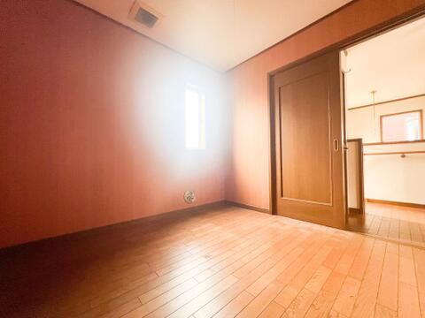 明るく広々とした子供部屋。採光が良好で勉強に集中しやすい環境が整っています。成長に合わせてレイアウトを変えやすい使い勝手の良い空間でございます。