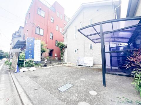 重厚感のある住まいの外観は、住む人に安心感をもたらします。シックな色合いが特徴で、落ち着いた雰囲気の中に温かみを感じるデザイン。長く愛着が持てる外観が魅力の住まいです。