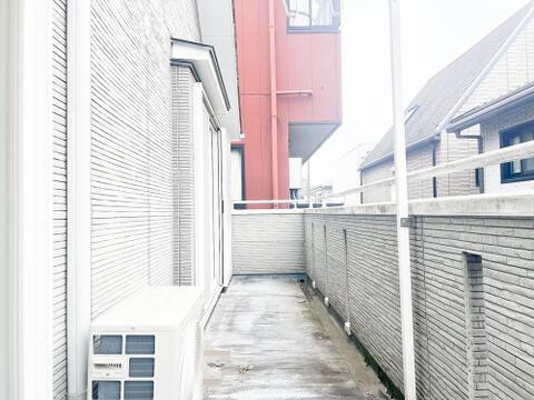 眺望の良いバルコニーは、開放感ある屋外スペースとして日常に彩りを添えます。採光も良好で洗濯物が乾きやすく、快適な住まいをサポートします。