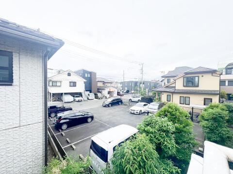 周辺に視界を遮る建物が少ない立地の住まいです。採光と眺望に恵まれた環境で、開放感ある室内環境がしっかりと保たれています。
