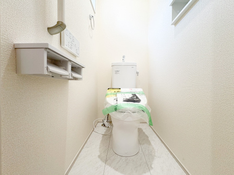 ウォシュレット付きのトイレは、白を基調としたデザインで統一されており、清潔感を感じさせます。