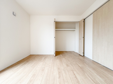 6.12帖のお部屋は、収納、日当たりや風通しが良いため、お子様部屋にいかがでしょうか。