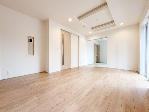 木目調の床材のため、自然な風合いが温かみを感じさせ、お部屋全体にリラックスした雰囲気をもたらします。