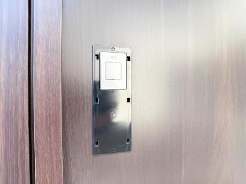 先進のカードキーを採用した価値ある邸宅。確かな防犯性で、家族の豊かな歴史をスマートに守ります。