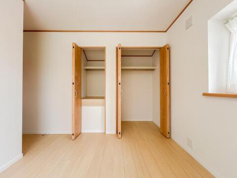 全居室に収納を完備しておりますので、いつでもお部屋をすっきりとお使い頂けそうです。
