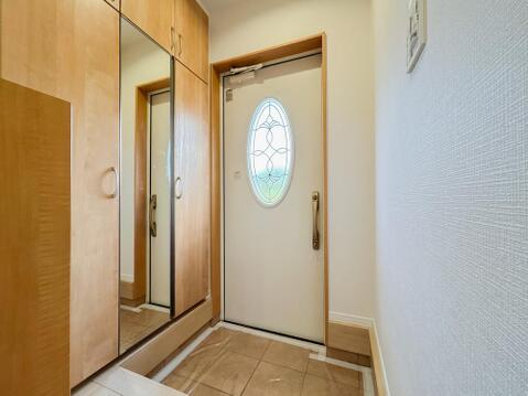 人を迎え入れる最初の場所だからこそ、清潔感があり纏まった空間に