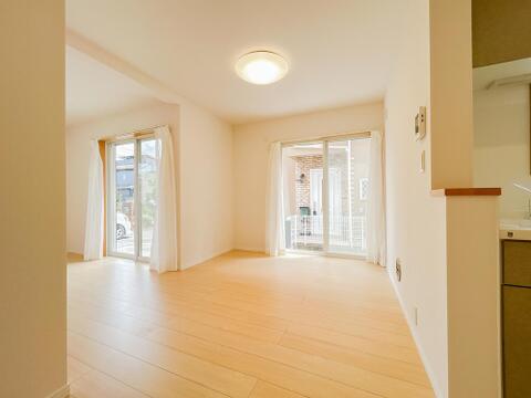 南側の二つの窓が部屋の中に光を多く取り込んでくれます。