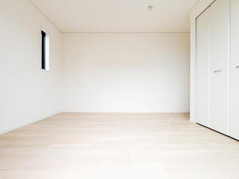 ゆとりある広さの居室は、家具の配置がしやすく使い勝手の良い空間です。採光も良好で、生活スタイルに合わせて自由にレイアウトできます。