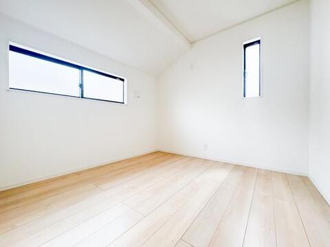 明るく広々とした子供部屋。採光が良好で勉強に集中しやすい環境が整っています。成長に合わせてレイアウトを変えやすい使い勝手の良い空間でございます。