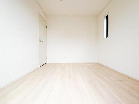 広さと収納力を兼ね備えた使いやすい洋室。家具の配置の自由度が高く、子供部屋や書斎としても活用しやすい汎用性の高い空間が魅力です。