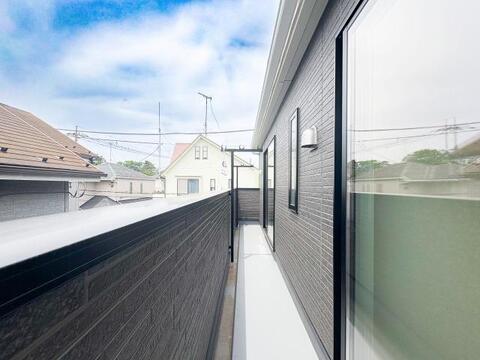 南向きの採光良好なバルコニーは、洗濯物が乾きやすい日当たりの良さが魅力です。明るい屋外スペースで、ガーデニングや日常利用の幅が広がります。
