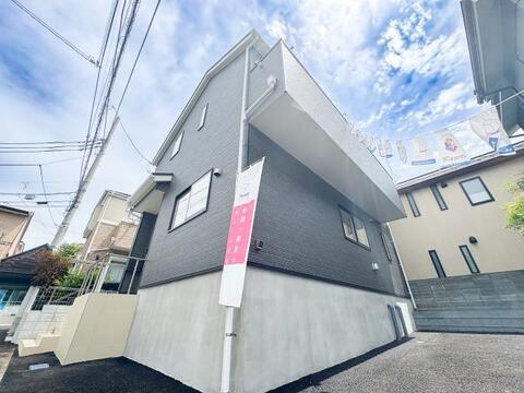 シンプルモダンなデザインが落ち着いた上質な印象を与える外観です。清潔感ある佇まいと街並みへの馴染みやすさが、住まいとしての確かな品格と魅力を高めています。
