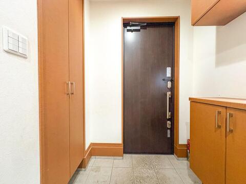 明るい光が差し込む清潔感あふれる玄関。大容量の収納スペースで、家族全員の靴や外出用品もすっきり片付き、毎日気持ちよくお出かけできます。
