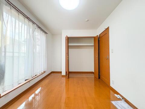 明るい陽光が差し込む洋室は、お子様の成長に合わせて様々な使い方が可能です。収納も完備で、すっきりとした空間を保てます。