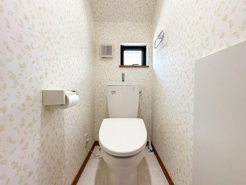 優しいリーフ柄の壁紙が、明るく清潔感あふれるトイレ空間を演出。小窓と換気扇で、いつでもクリーンな空気を保ち、家族みんなが気持ちよく利用できます。