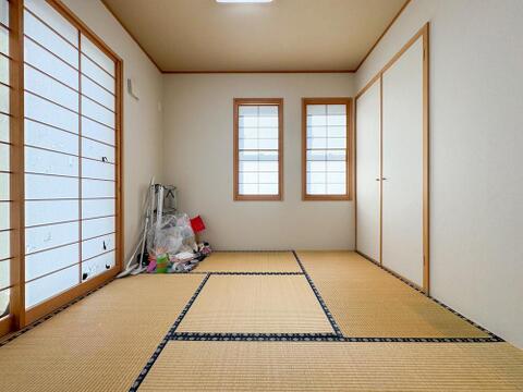 畳の心地よさが魅力の和室は、お子様の遊び場や家族のくつろぎの空間に。収納も充実しており、多様なライフスタイルに寄り添う一室です。