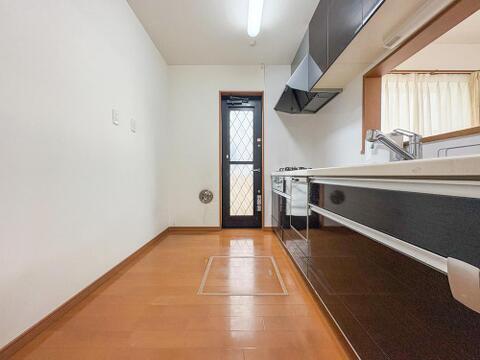 広々としたシンクと3口コンロで、毎日の料理が楽しくなるキッチン。豊富な収納と便利な床下収納で、調理器具もすっきり片付き、家事効率をサポートします。