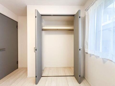 枕棚とハンガーパイプ付きの大型クローゼット。お洋服から季節物までたっぷりしまえます。