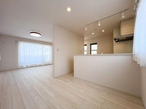 アクセントとなる間仕切り壁がお部屋にメリハリを与え、家具の配置もしやすいリビングです。
