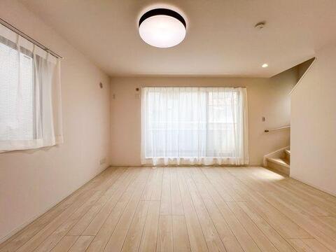 南向きの大きな窓から豊かな陽光が差し込む、約18.3帖の広々とした快適なLDKです。