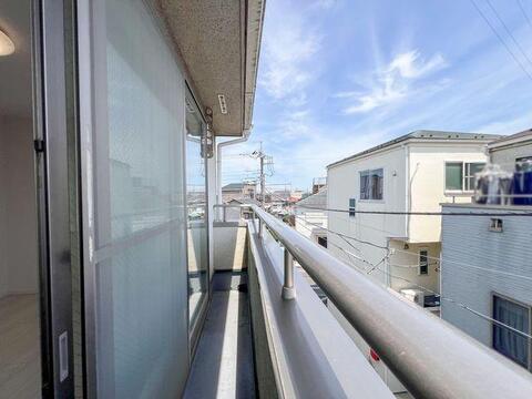 心地よい風と光を感じられる開放的な空間。人目を気にせずお布団干しも気持ちよくできます。