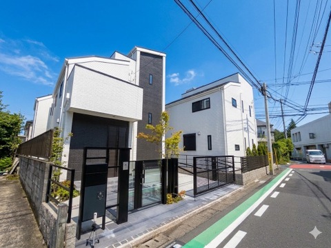 耐久性に優れ、デザイン性も高く、建物に重厚感や高級感を与えます。