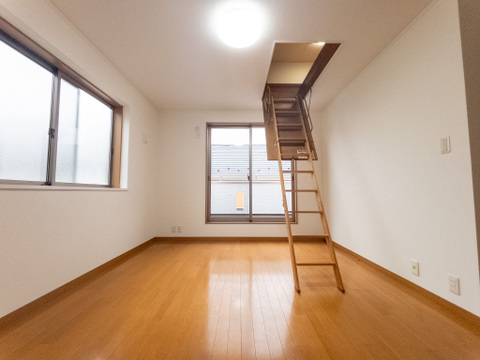 バルコニーが面していて明るい陽射しがお部屋に入り込みます