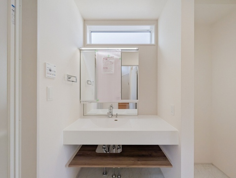 物で塞がれない高さから自然光を取り込める高窓。無駄を削ぎ落しデザイン性と実用性を兼ね備えたこだわりを感じる洗面台です。