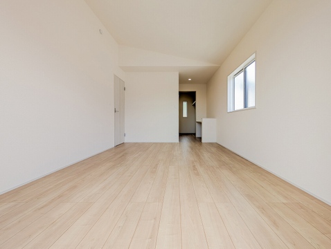 天井が屋根形状に合わせて高くなっている開放的なお部屋です。奥には広々したウォークインクローゼットがあります。