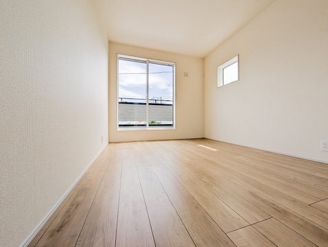大きな窓からバルコニーへ出入りできるお部屋です。バルコニーと繋がることで実際の帖数以上に広がりを感じられます。