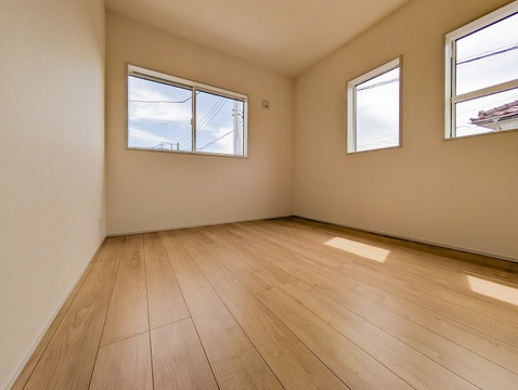 シンプルなデザインで自分好みの空間を作りやすいお部屋。二面の窓がお部屋を明るくしてくれます。