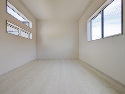 対面の窓を風が通り抜け、心地よい光がお部屋全体を照らします。左の横長の窓がスタイリッシュなデザインです。
