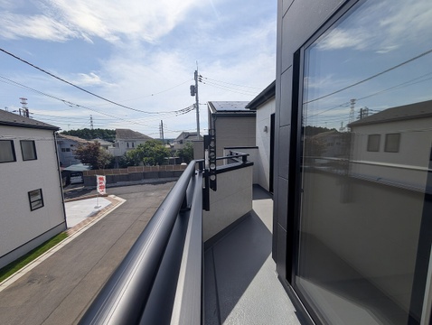 前面を遮る高い建物がなく、青空と心地よい風を感じるバルコニーです。
