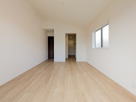 天井が屋根形状に合わせて高くなっている開放的なお部屋です。奥には広々したウォークインクローゼットがあります。