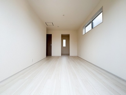 採光に恵まれた明るい居室は、清潔感と快適さが保たれた空間です。ゆとりある広さで趣味や仕事など多目的に活用でき、心地よい暮らしをサポートします。