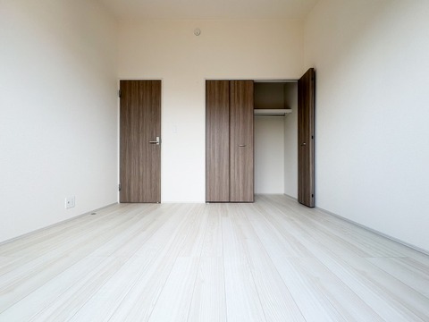 ゆとりある広さの居室は、家具の配置がしやすく使い勝手の良い空間です。採光も良好で、生活スタイルに合わせて自由にレイアウトできます。